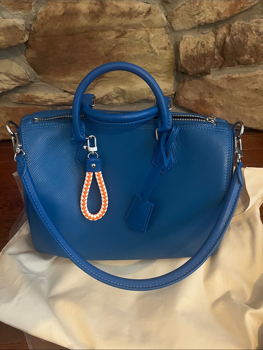 Epi speedy lv monogram canvas insides